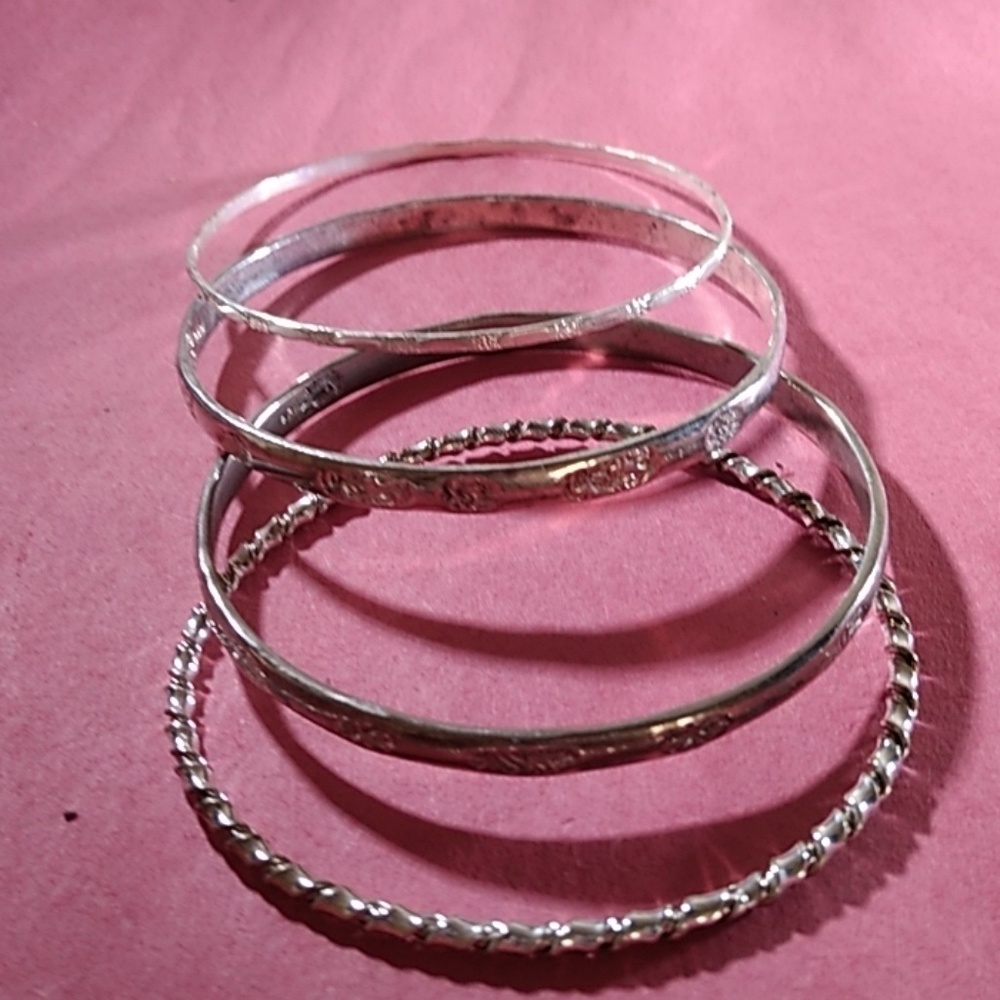 🎀 8 for 25 sale 🎀 4 bracelet bag 111